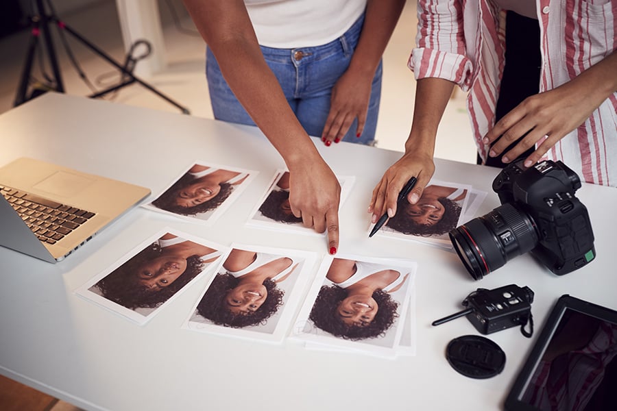 Profi Fotograf und sein Kunde.