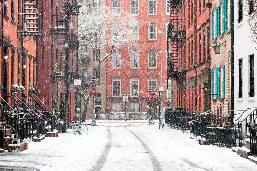 Snowfall in an empty part of the street